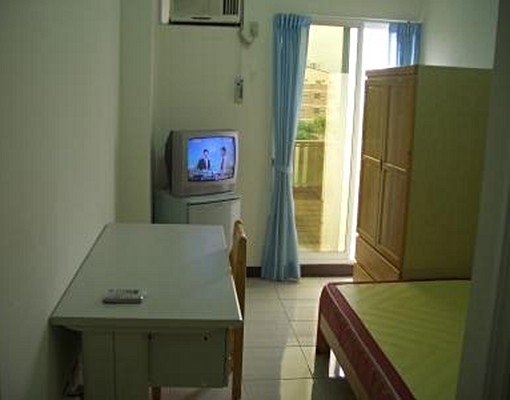 華醫學生套房近仁德交流道家樂福特力屋 - Image 1