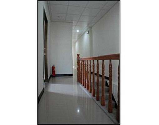 中正路口全新裝潢,水泥隔間,邊間視野佳 - Image 5