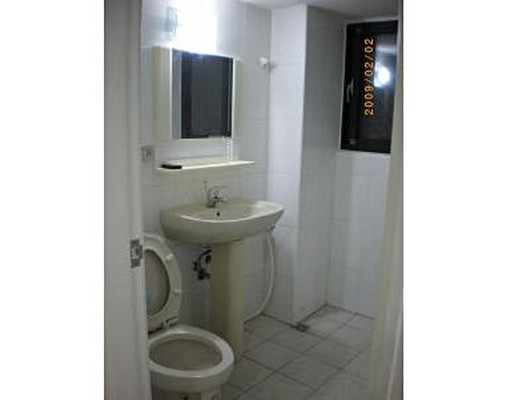 新家樂福旁,稀有大陽台的優質雙人大套房(房間及陽台均禁菸) - Image 3