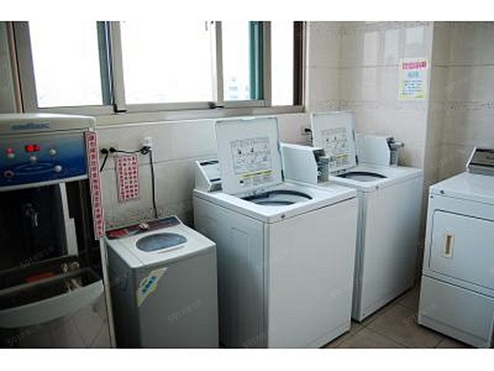 每樓免費飲水及脫水機、付費洗烘衣機