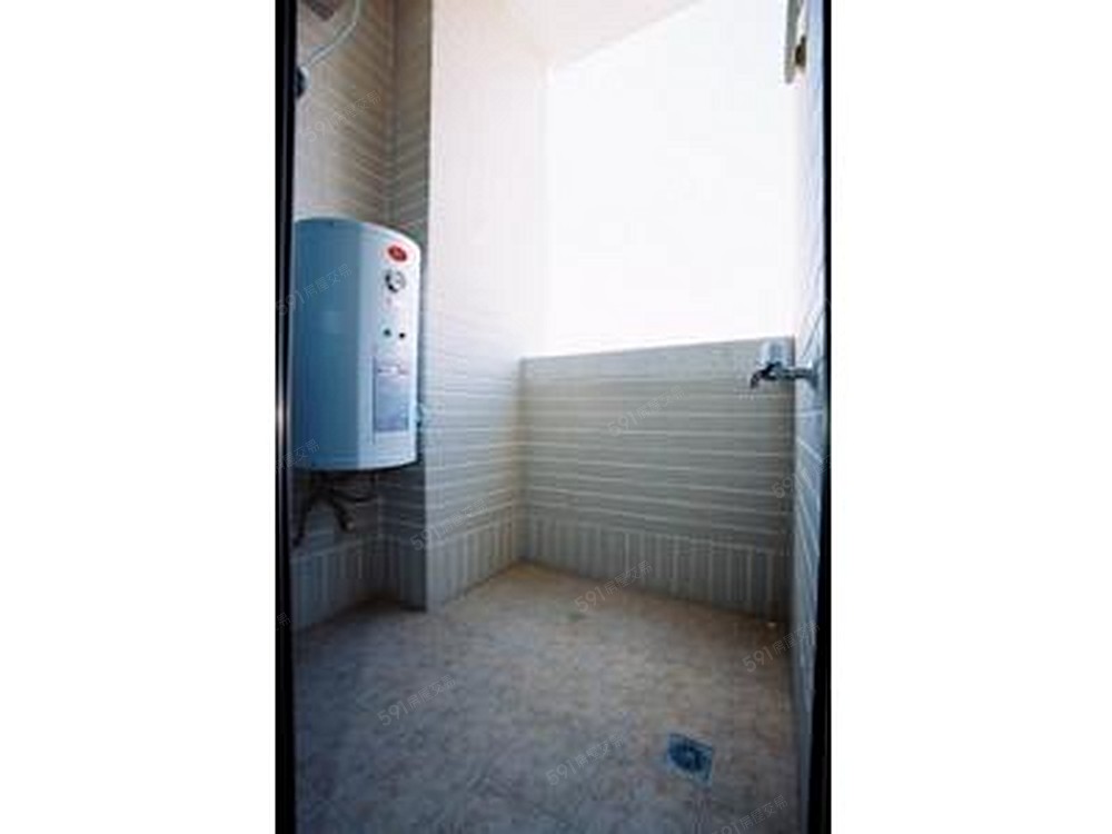 獨立陽台(附曬衣鍊、電熱水器)