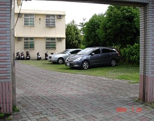 優質獨立套房,清幽庭園別墅附含平面停車位 - Image 1