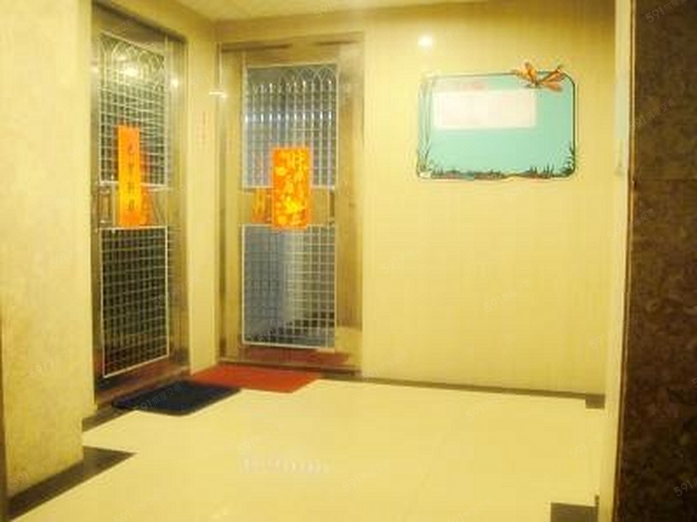 寬敞明亮的玄關及安全的大門