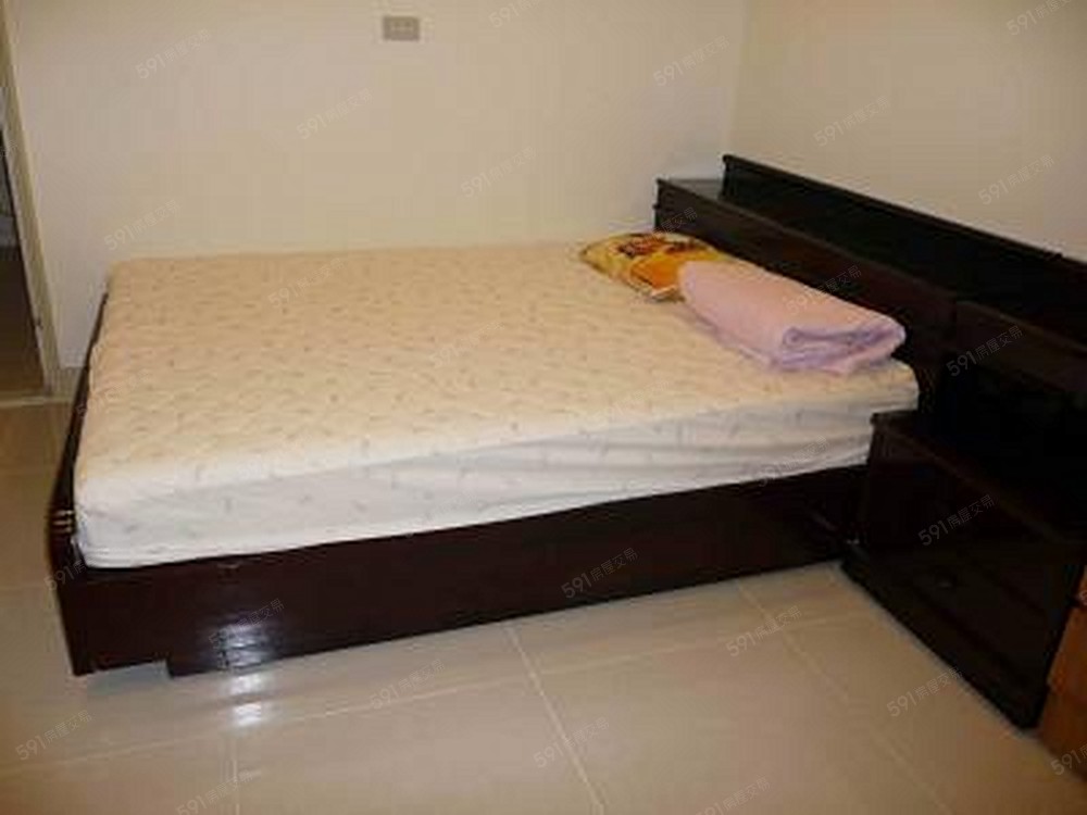 床頭櫃內空間大 床板架有大抽屜