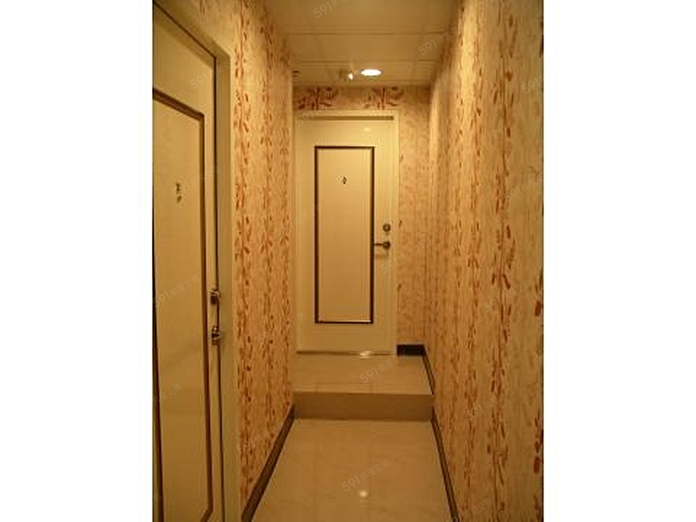 進門走道-拋光石英磚+歐式壁紙