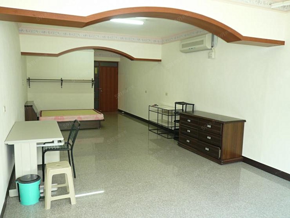 套房窗口處視線