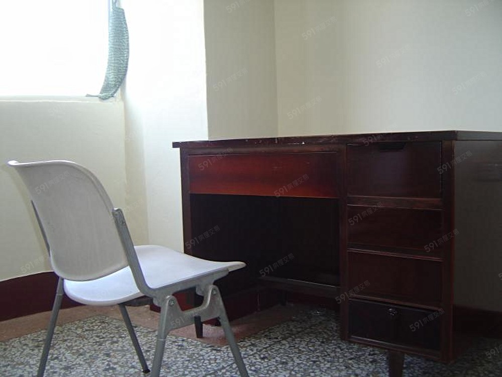 辦公桌有三中抽屜一大抽屜