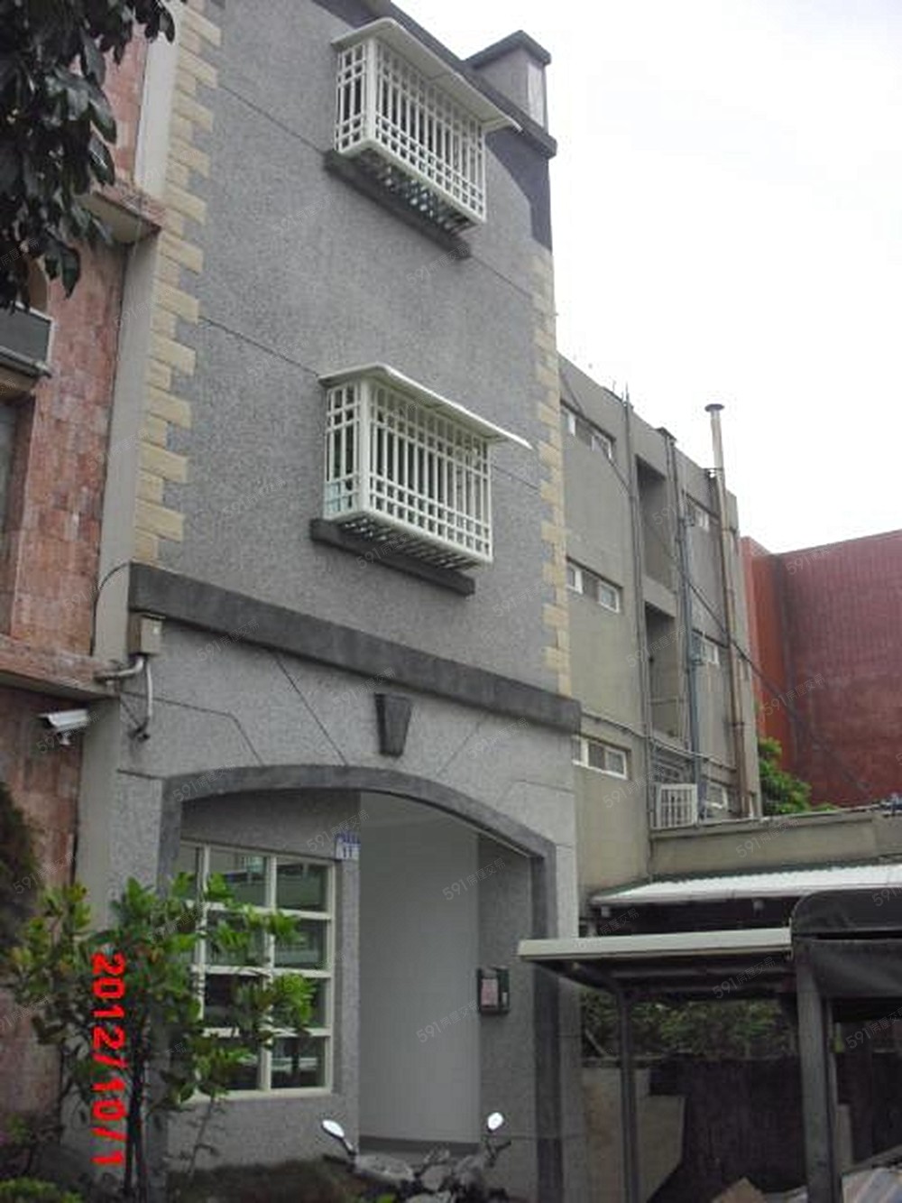 房間對外的大窗戶