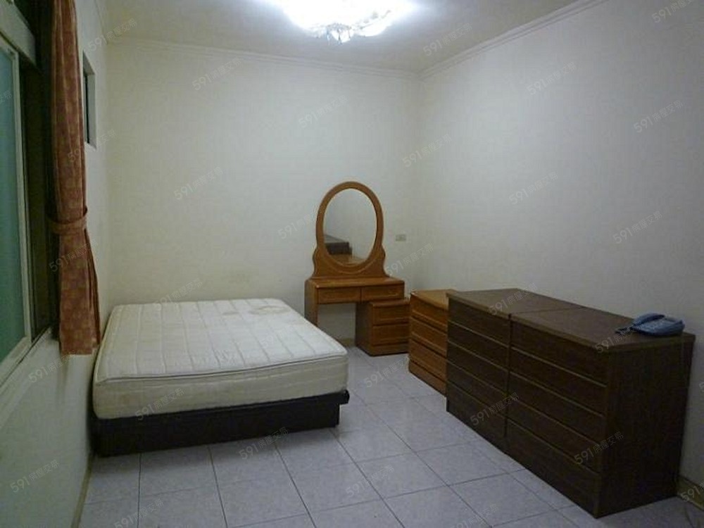 約八坪大的主臥室擁有大片對外窗