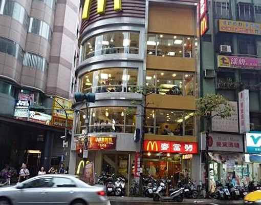 捷運永安市場站出口正上方,交通超便捷. - Image 9