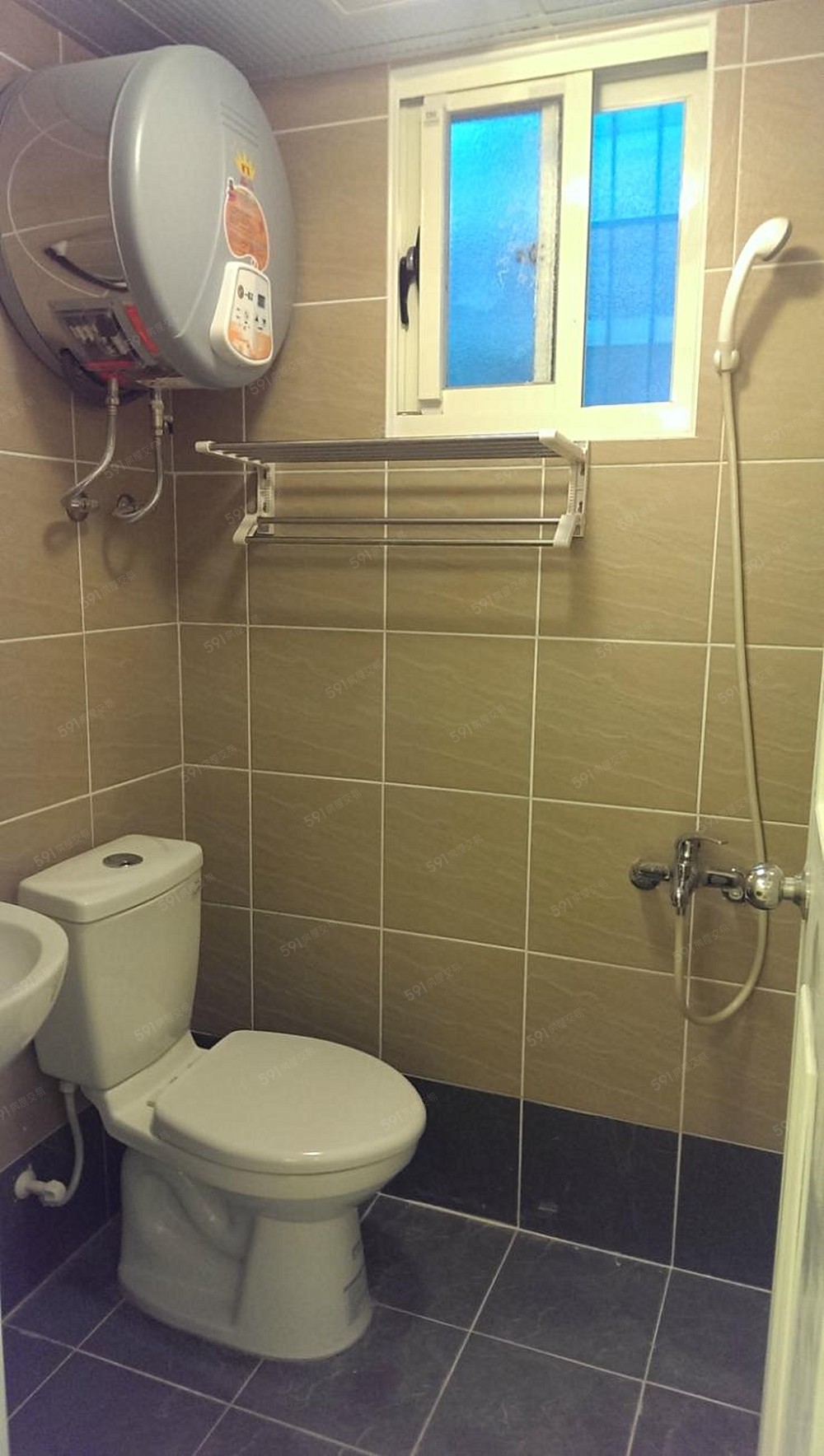 浴室~對外窗 ; 飯店等級~防滑板岩磚