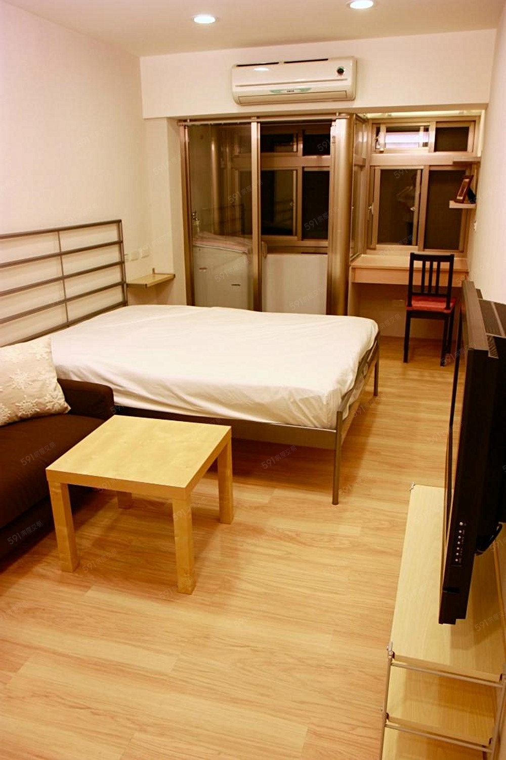 由房門口看屋內全景