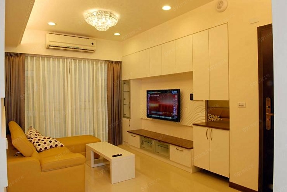 桃園租屋,中壢租屋,整層住家出租,客廳.水晶燈.50吋電視.皮沙發