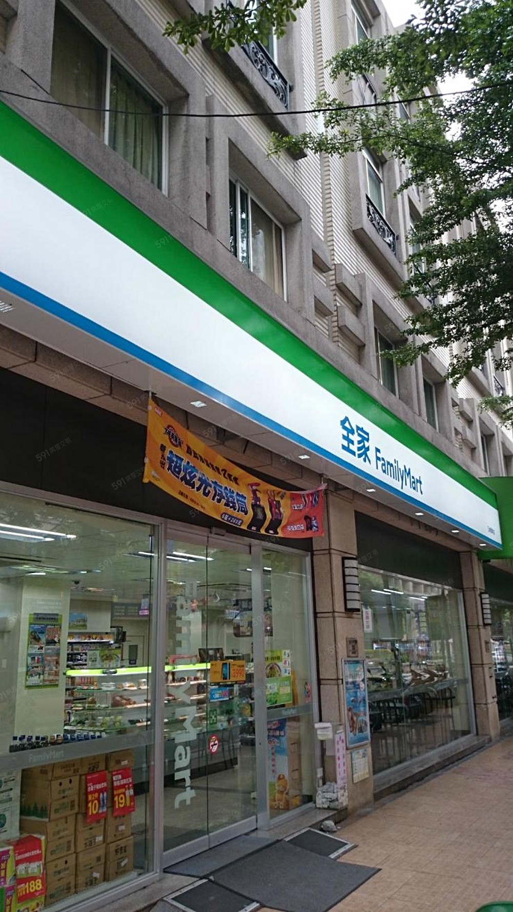 樓下的全家便利商店