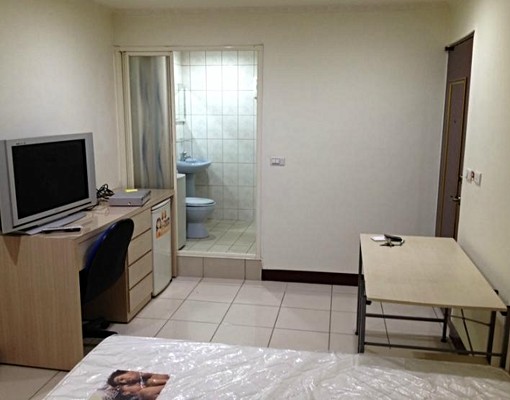 海山站2樓套房，中央路一段，裝潢新空間大 - Image 1