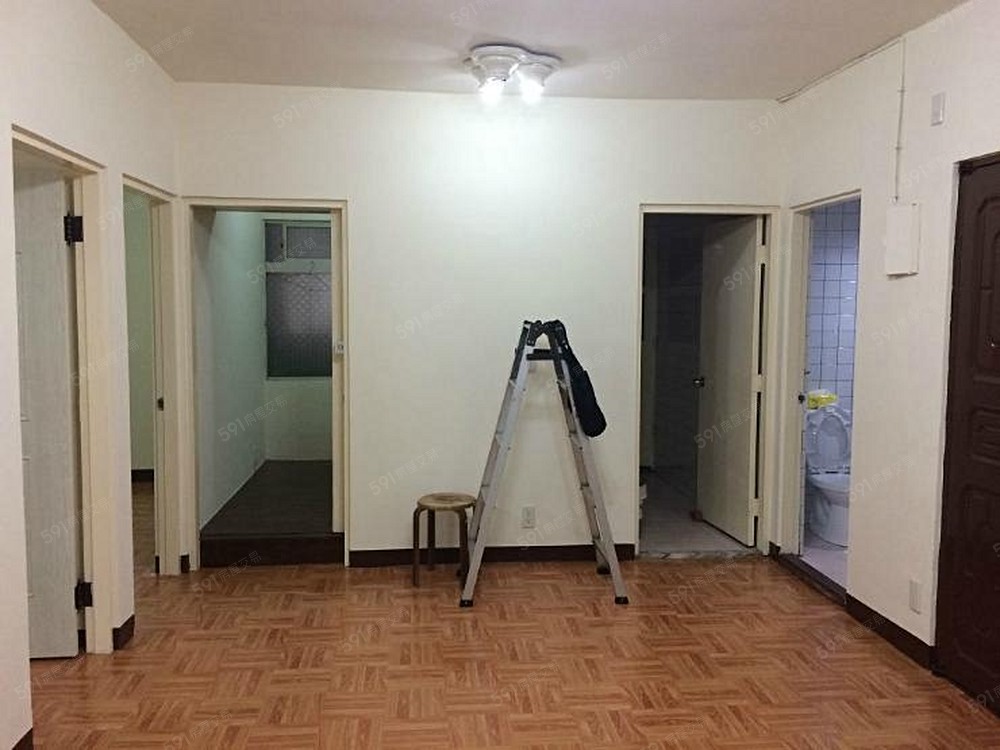 寬敞客餐廳，還有間小小和室當倉庫