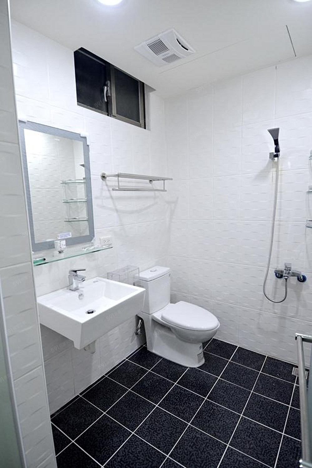 衛浴設備明亮乾淨