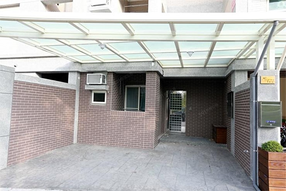 前院停車區附採光罩