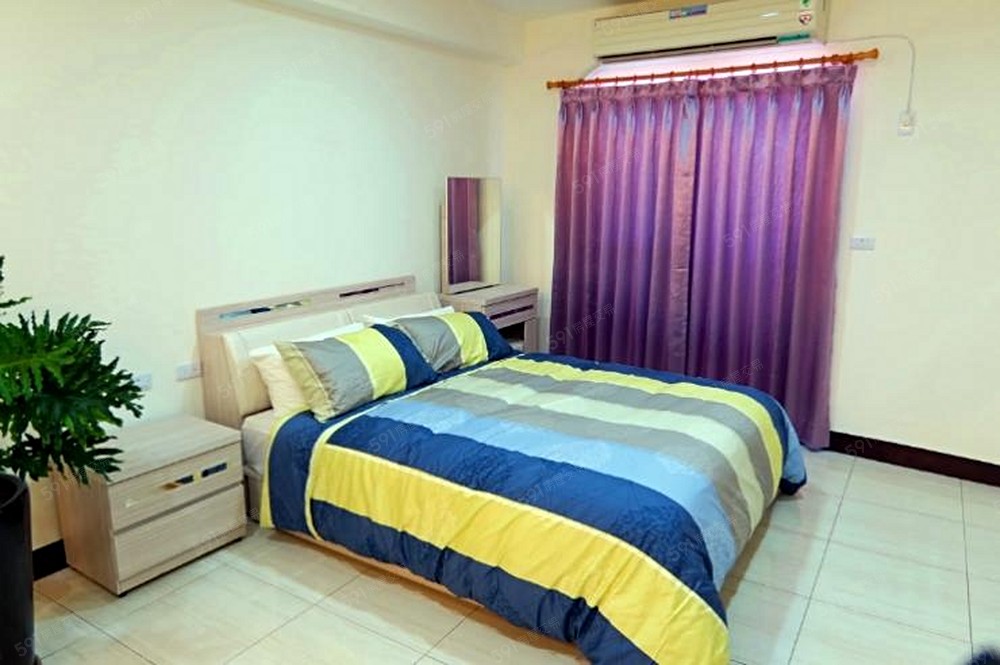 全新高級彈簧床、床頭櫃
 有2組