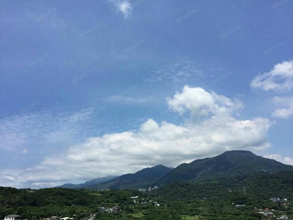 客廳往外看的山景天空