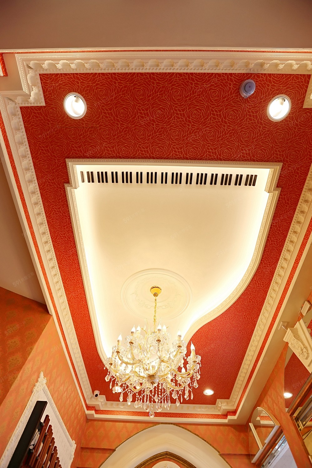 精確比例的平台鋼琴造型天花板