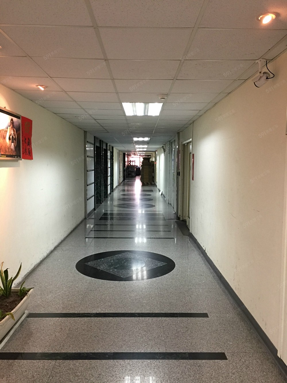 寬敞通道,配置貨梯與碼頭,推板車方便進出