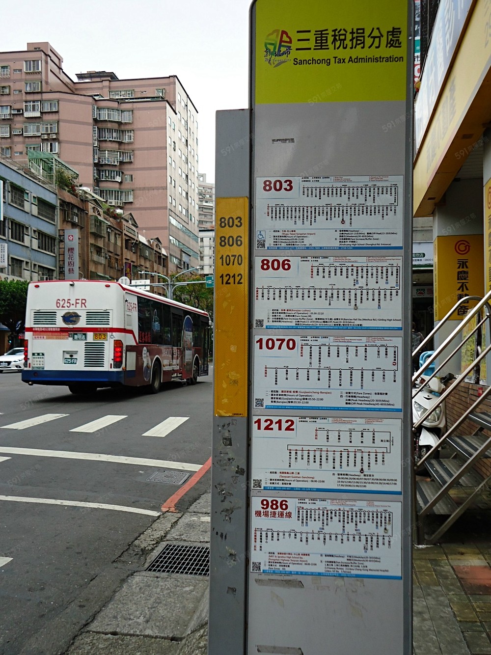 街口就有公車