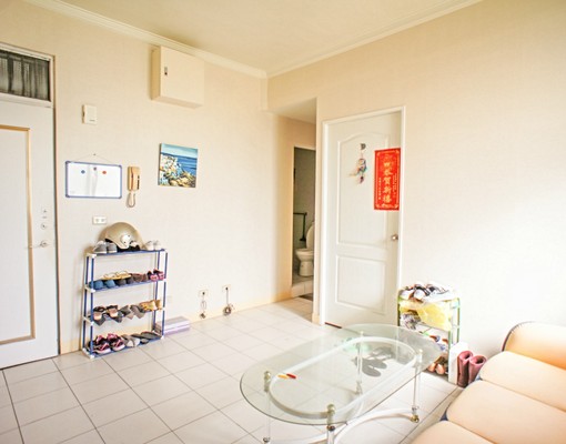 近雄女中央公園漢神大立,適學生上班族套房包水電 - Image 1