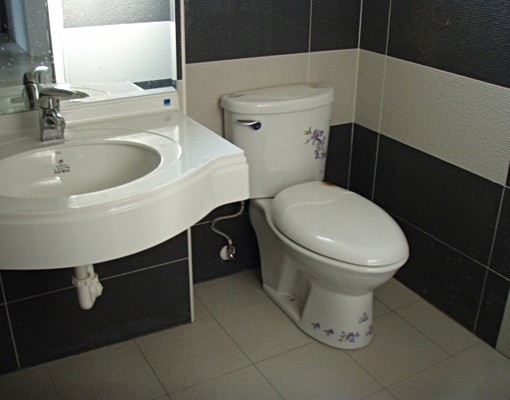 ●全新整理電梯套房●近健保局●室內機車位 - Image 1