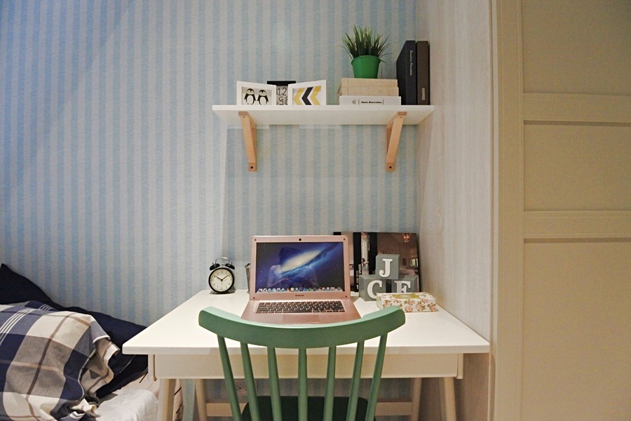 次臥書桌