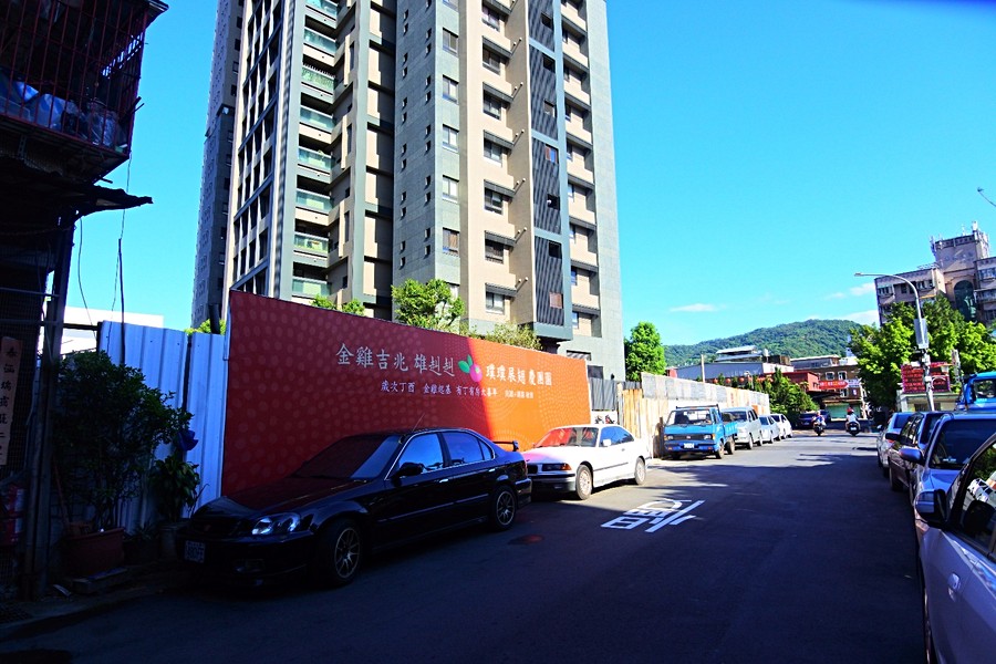 地下室入口車道約8米寬