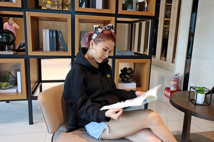先讓慈哥爽爽看書裝氣質