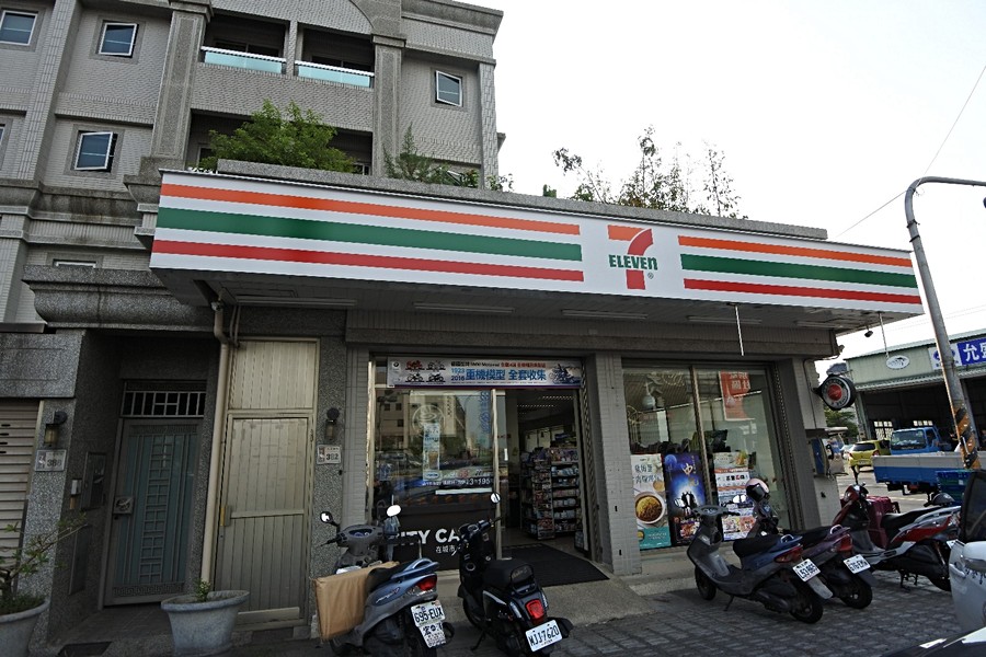 建案對面的7-11