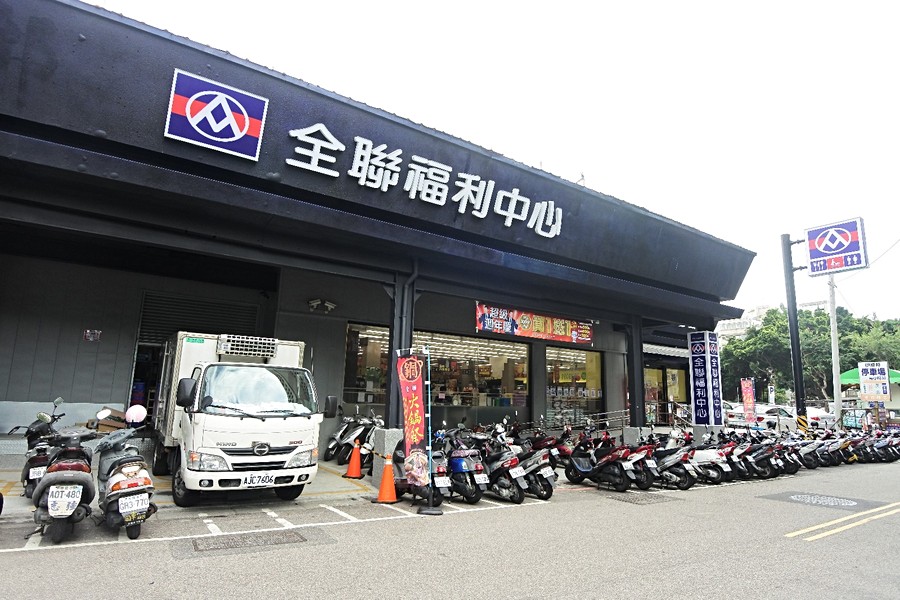 全聯博館二店可以看到隔壁的公園