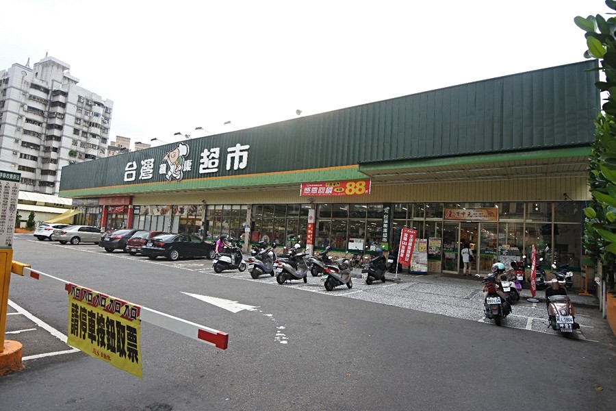 楓康超市東山店有停車場