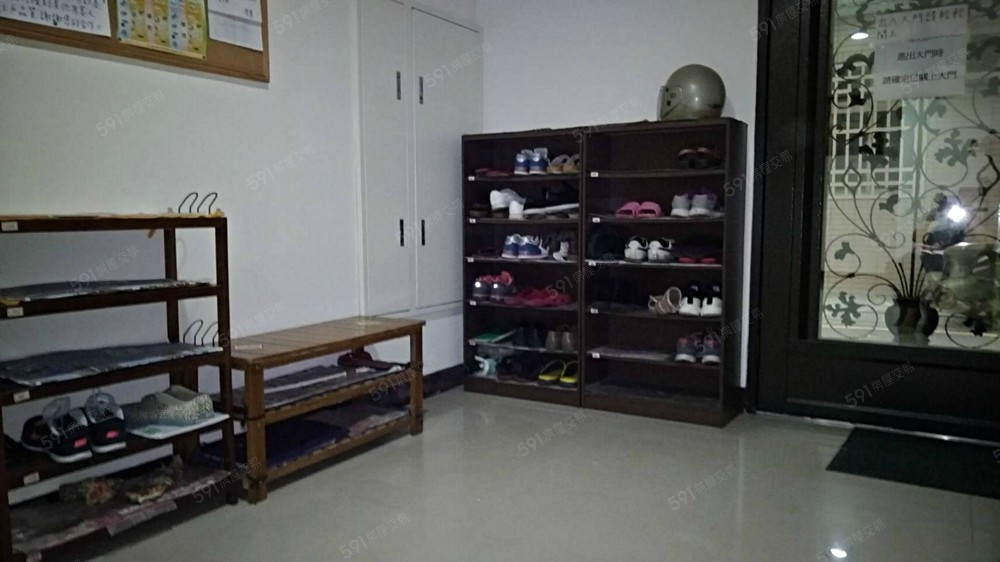 每個房間都有一格鞋櫃