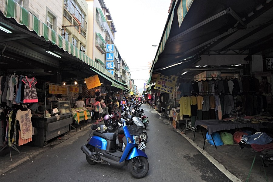 買菜時要小心注意機車喔~