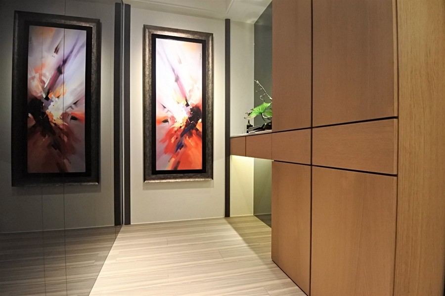 進門後的小走道~牆面為鏡面設計，增加空間感