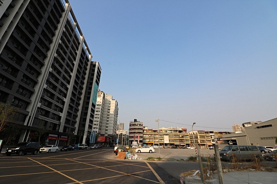 前方有塊停車場