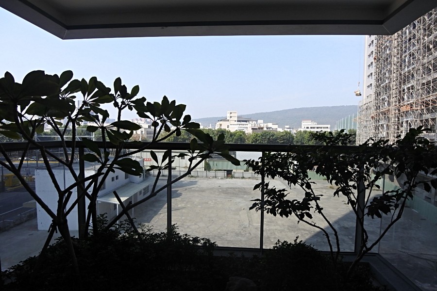 房間旁景觀陽台看出去的景色~