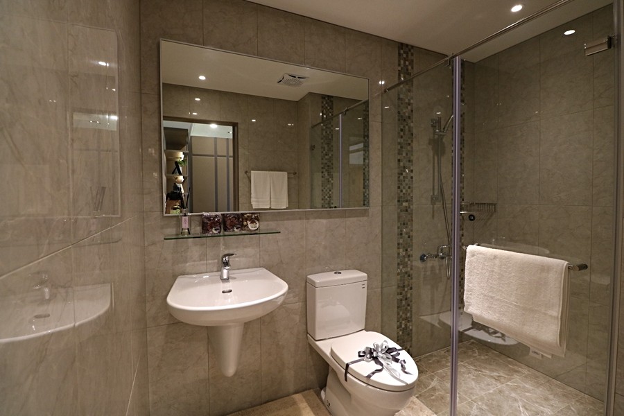 藏在電視牆後面的衛浴