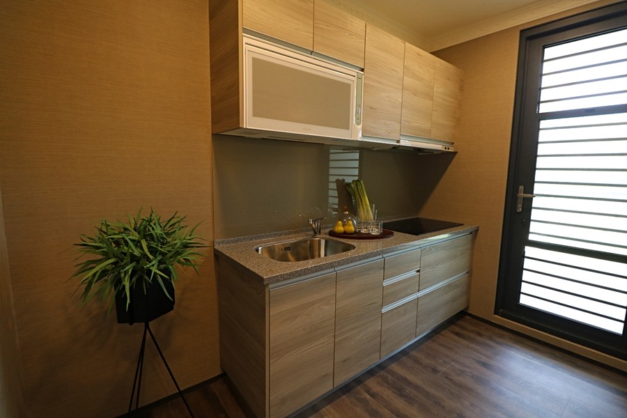 藏在電視牆後面的廚房