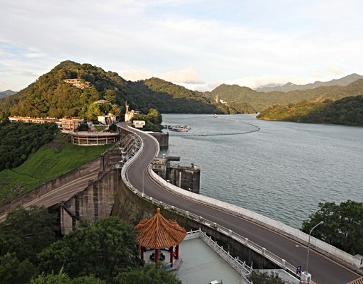 緊鄰石門水庫,青山綠水,渡假及常住皆宜。 - Image 2