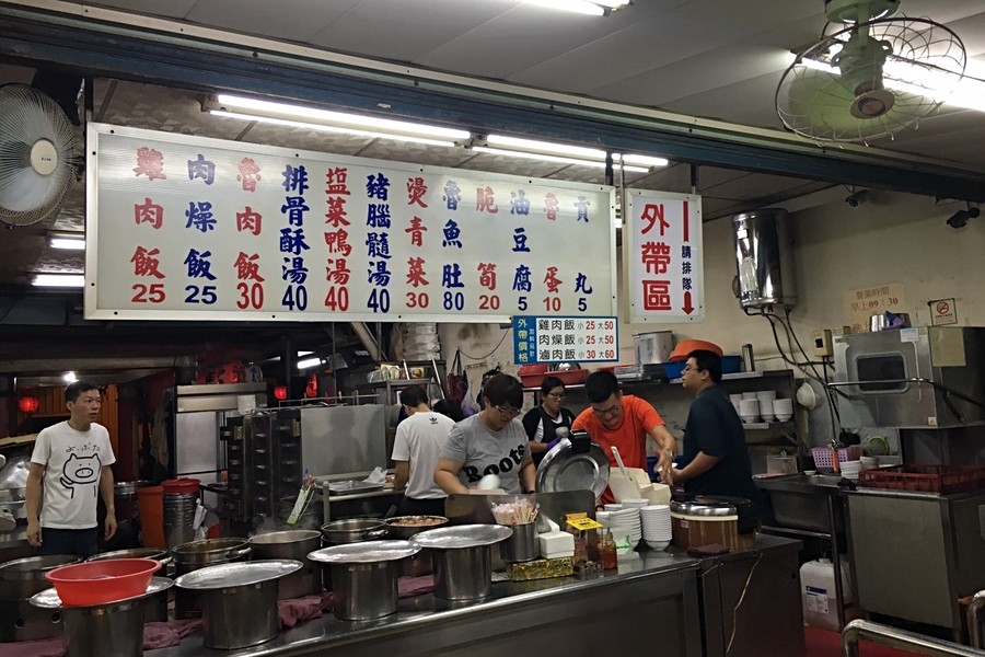 人聲鼎沸小吃攤