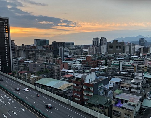 東區稀有挑高5米6頂樓樓中樓 - Image 1