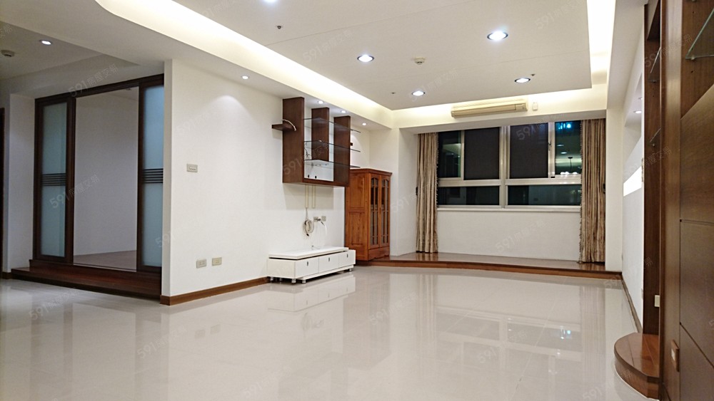 客廳(此為家擺俱擺放前所拍攝)