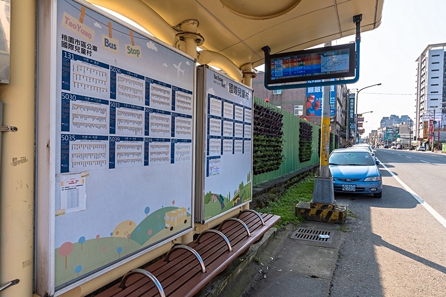 散步就可以到公車站,不管到中壢市區或華泰名品城都超方便。