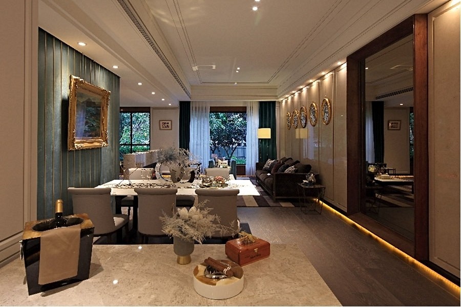 客餐廳緊鄰,可放6人餐桌。