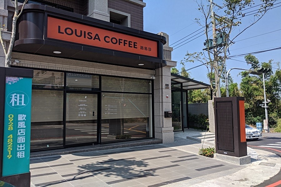 建案臨北勢東路的店面戶已經賣光,很多店招也都架好,最近很夯的路易莎就在社區的三角金店面。