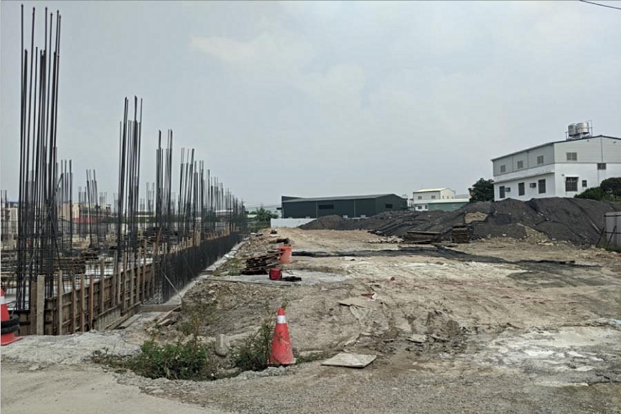 目前施工到筏式基礎階段,一旁的土堆為基地原生土。